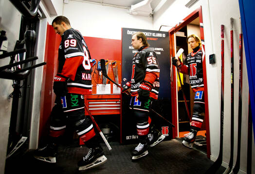 Örebros David Quenneville på väg ut till matchen