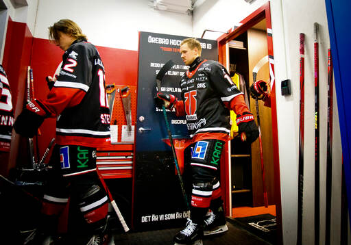 Örebros Kalle Kossila på väg ut till matchen