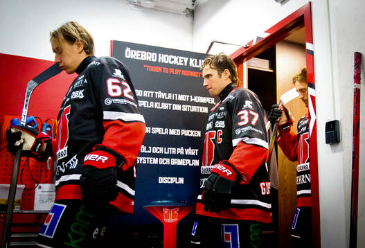 Örebros Robert Leino och Glenn Gustafsson på väg ut till