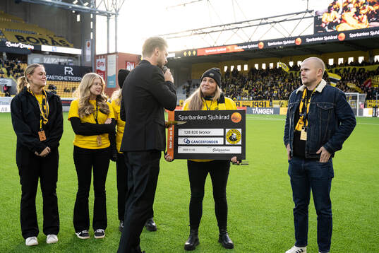 Supporterklubben Guliganerna överlämnade check till