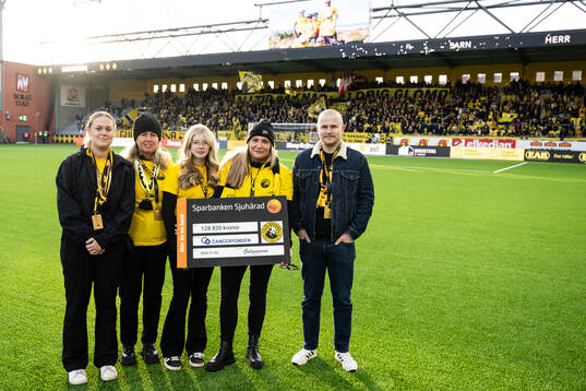 Supporterklubben Guliganerna överlämnade check till