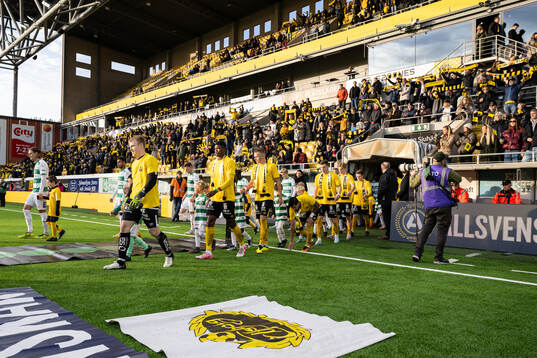 Elfsborgs spelare med tröja för att hylla Klas Ingesson