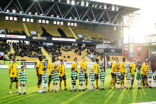 Elfsborgs spelare med tröja för att hylla Klas Ingesson