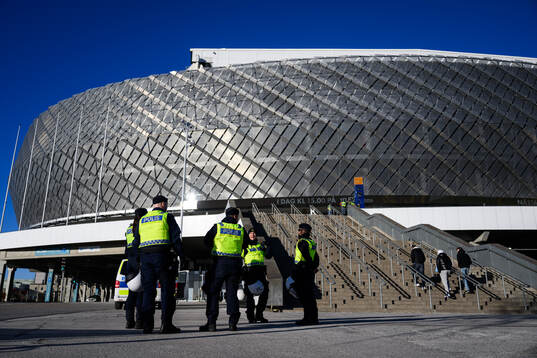 Poliser utanför Tele2 Arena