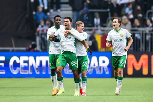 Hammarbys Jusef Erabi jublar med Shaquille Pinas och Markus