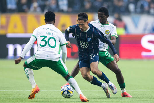 Malmö FFs Adrian Skogmar mot Hammarbys Shaquille Pinas och