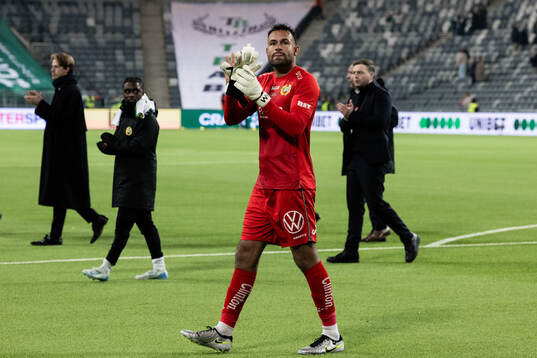 Hammarbys målvakt Warner Hahn applåderar publiken