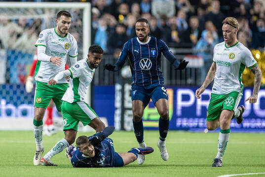 Hammarbys Pavle Vagic och Tesfaldet Tekie i ett bröl med