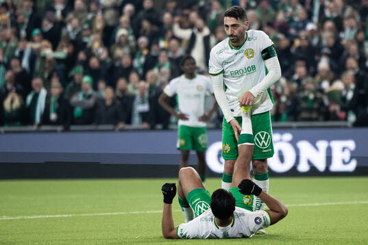 Hammarbys Jusef Erabi har ont och får hjälp av Nahir