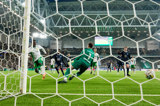 Hammarbys Shaquille Pinas och Malmö FFs målvakt Ricardo