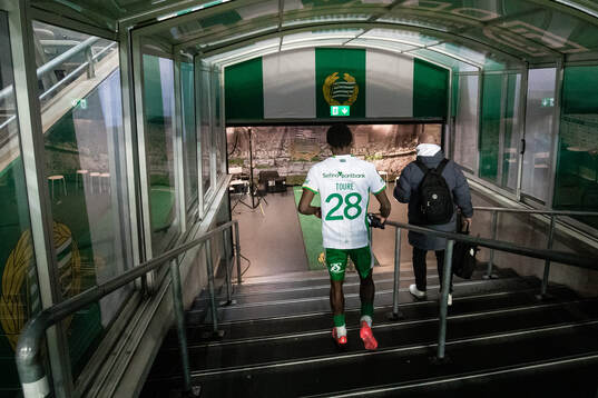 Hammarbys Bazoumana Touré lämnar planen