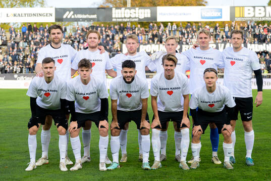 Landskronas startelva, med hyllning till målvakt Amr