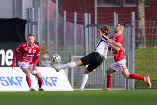 Landskronas Victor Karlsson och Degerfors Carlos Moros