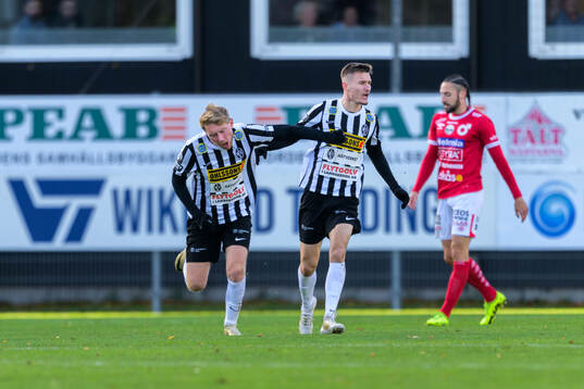 Landskronas Adam Egnell och Robin Dzabic jublar