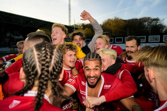 Degerfors spelare jublar