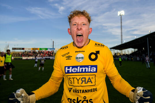 Degerfors målvakt Rasmus Forsell jublar