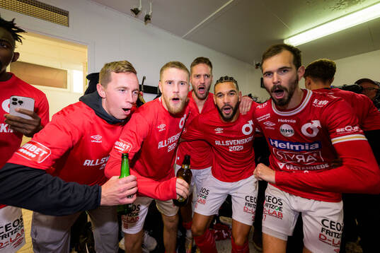 Degerfors spelare jublar