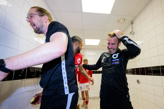 Degerfors tränare William Lundin jublar