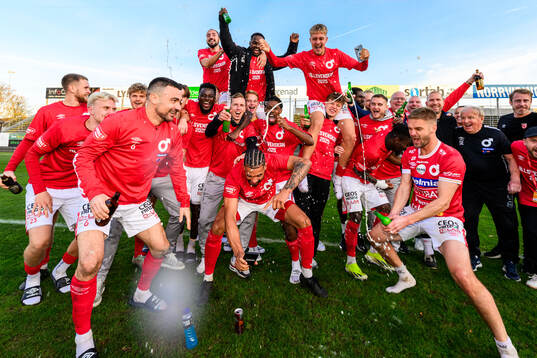 Degerfors spelare jublar över avancemanget till Allsvenskan