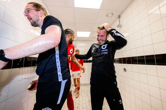 Degerfors tränare William Lundin jublar över avancemanget
