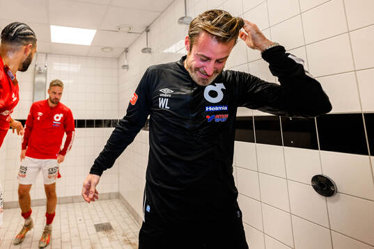 Degerfors tränare William Lundin jublar över avancemanget