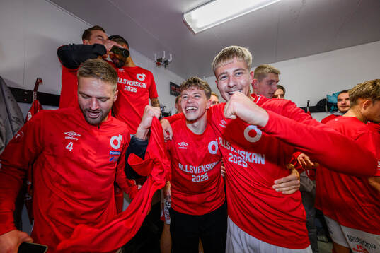 Degerfors spelare jublar över avancemanget till Allsvenskan