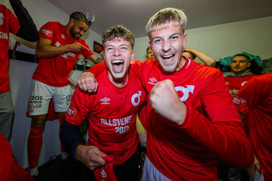 Degerfors Gustav Lindgren och Elias Pihlström  jublar