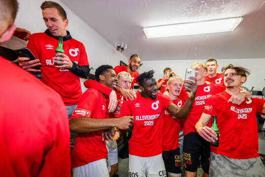 Degerfors spelare jublar över avancemanget till Allsvenskan