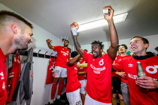 Degerfors spelare jublar över avancemanget till Allsvenskan
