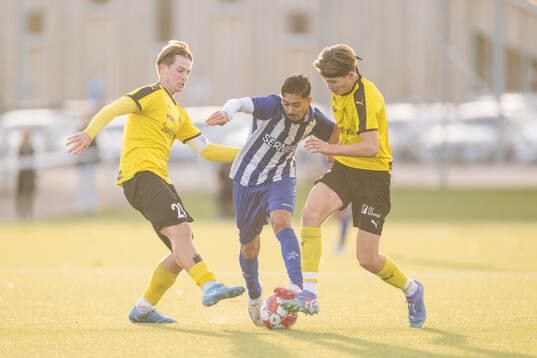 Mjällbys Erik Nilsson och IFK Göteborgs Haydar Sultan och