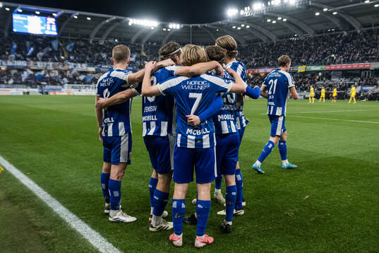 IFK Göteborgs Kolbeinn Thordarson jublar med lagkamrater