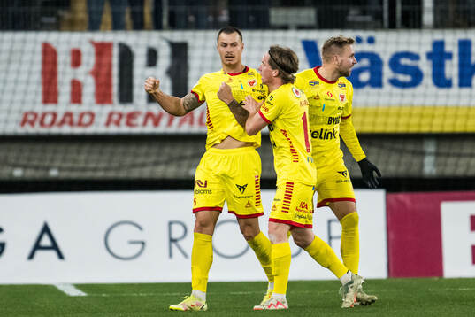 Kalmars Melker Hallberg jublar med Johan Karlsson och