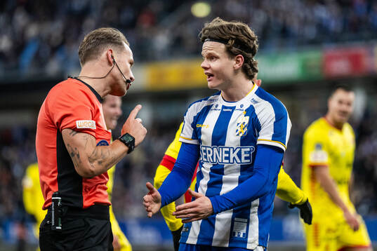 Domare Kristoffer Karlsson och Kolbeinn Thordarson i en