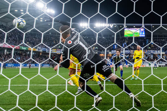 IFK Göteborgs Kolbeinn Thordarson gör 1-0 bakom Kalmars