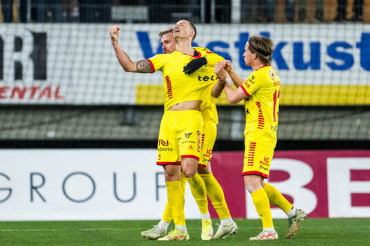 Kalmars Melker Hallberg jublar med Jonathan Ring och Johan