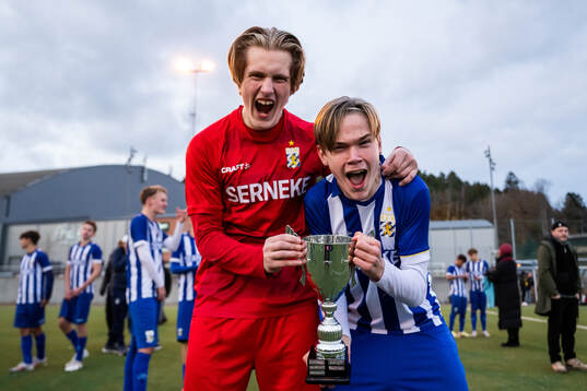 IFK Göteborgs målvakt Lukas Stridsberg jublar med pokalen