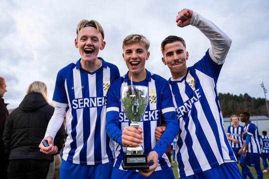 IFK Göteborgs Lowe Wennblad (till höger) och lagkamrater