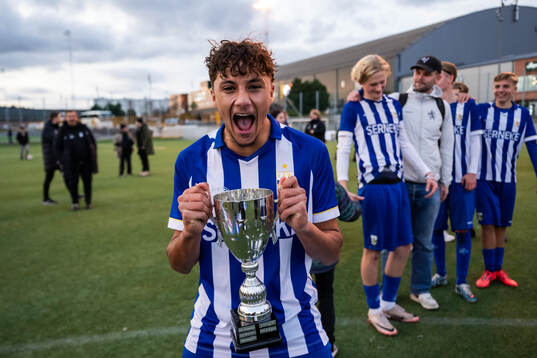 IFK Göteborgs Lowe Wennblad jublar med pokalen