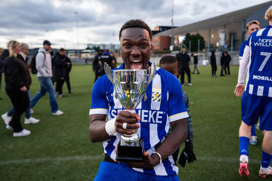 IFK Göteborgs Manasse Ange Junior Diallo jublar med pokalen