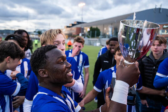 IFK Göteborgs Manasse Ange Junior Diallo jublar med pokalen