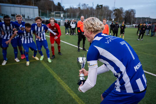 IFK Göteborgs Axel Sjöström Falk jublar med pokalen