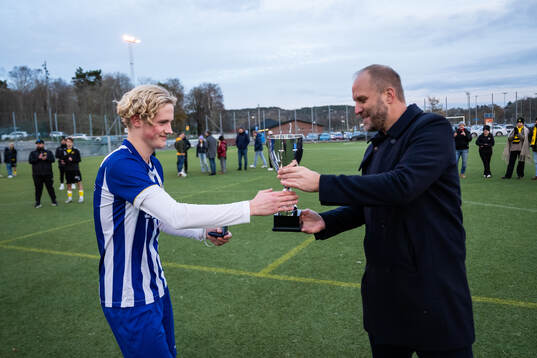 IFK Göteborgs Axel Sjöström Falk tar emot pokalen