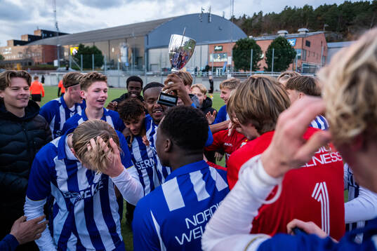 IFK Göteborgs Mahamed Abdi Abdikani jublar med pokalen