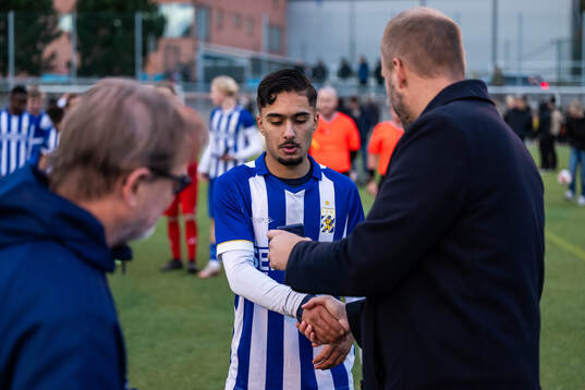 IFK Göteborgs Haydar Sultan tar emot medalj