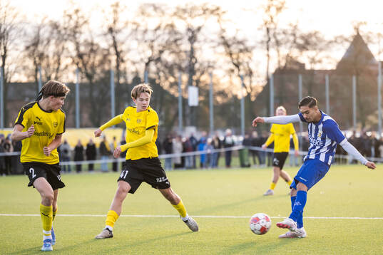 Mjällbys Anakin Jonathan Grahn och Wilmer Kloow försvarar