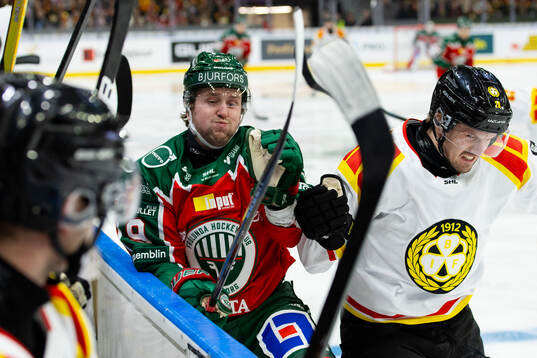 Frölundas Linus Weissbach tacklas av Brynäs Johannes