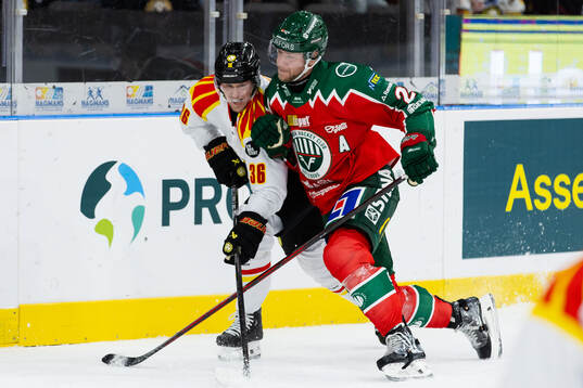Frölundas Christian Folin tacklar Brynäs Linus Ölund