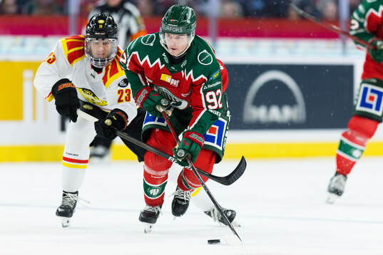 Brynäs Oskar Lindblom och Frölundas Filip Cederqvist