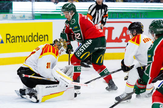 Brynäs målvakt Erik Källgren och Frölundas Max Friberg