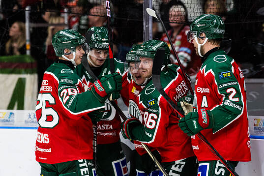 Frölundas Erik Thorell jublar med lagkamrater